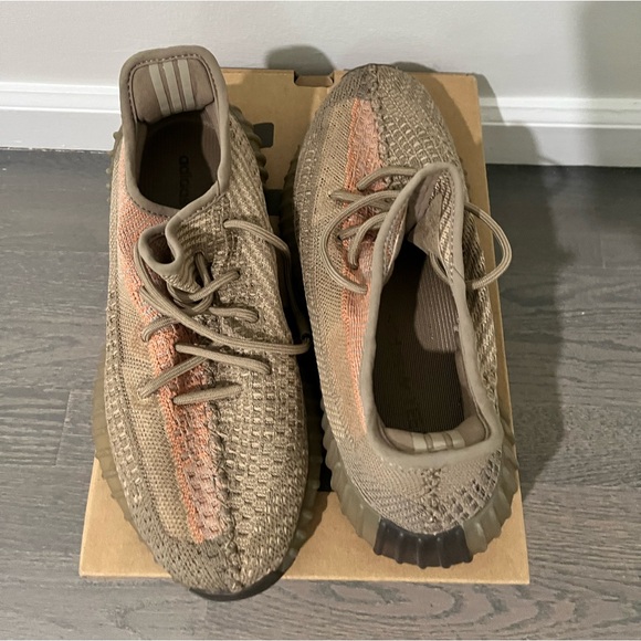 Yeezy Boost V2 Sand Taupe - Picture 2 of 5